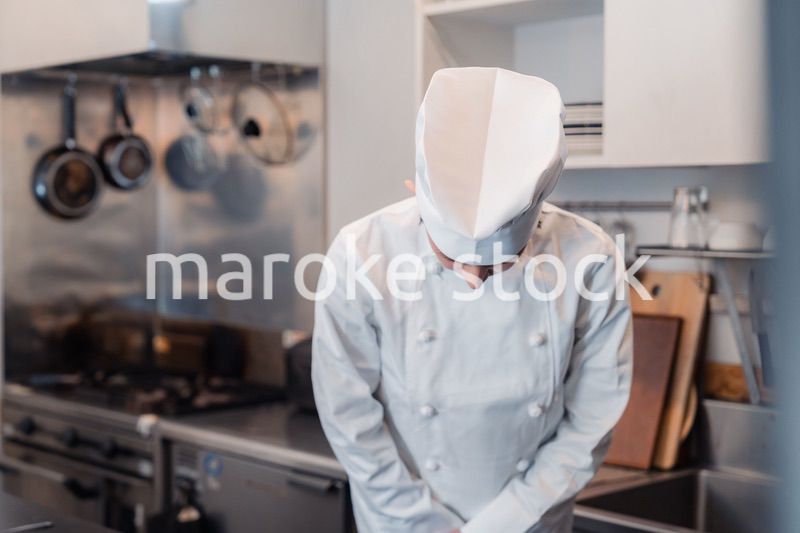 おじぎをする男性のシェフ