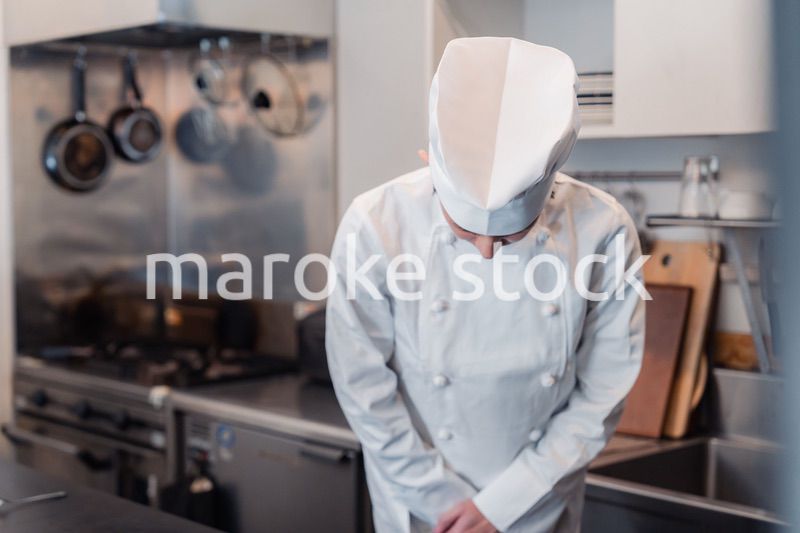 おじぎをする男性のシェフ