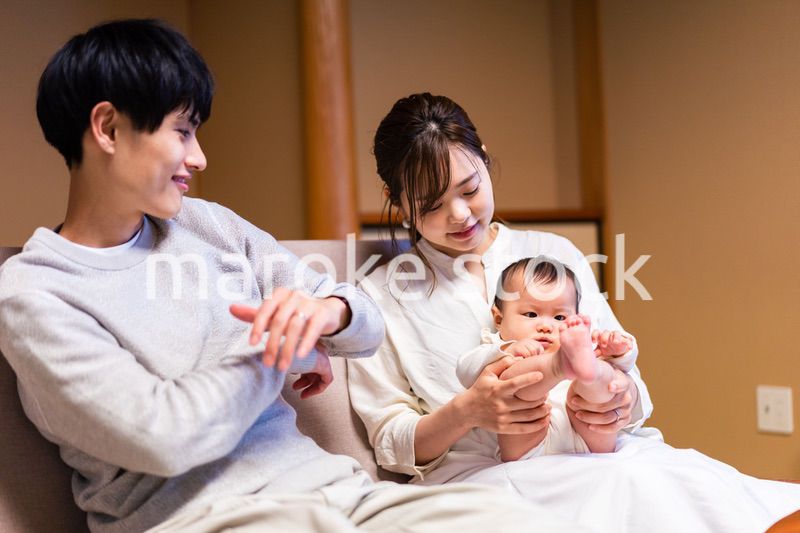 赤ちゃんとレジャーに出かけるファミリー