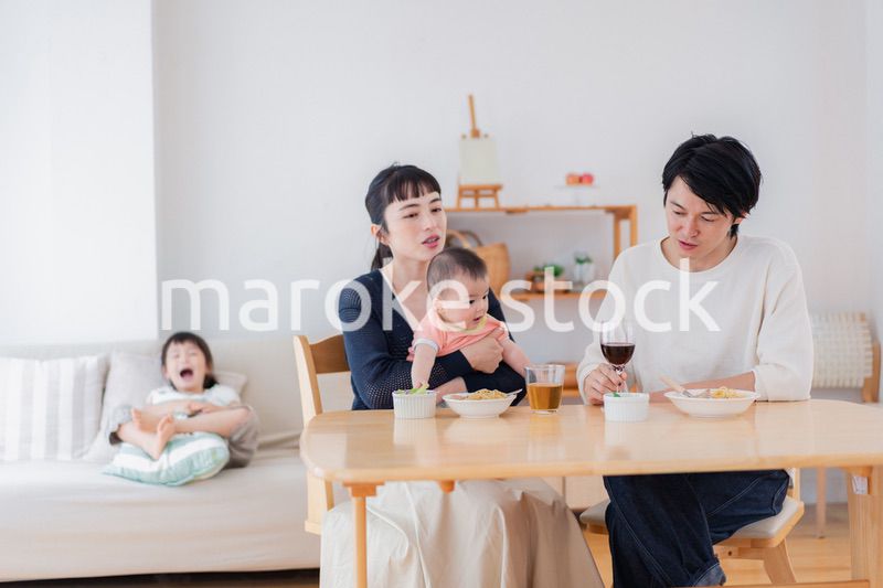 子どもたちと食卓を囲むファミリー