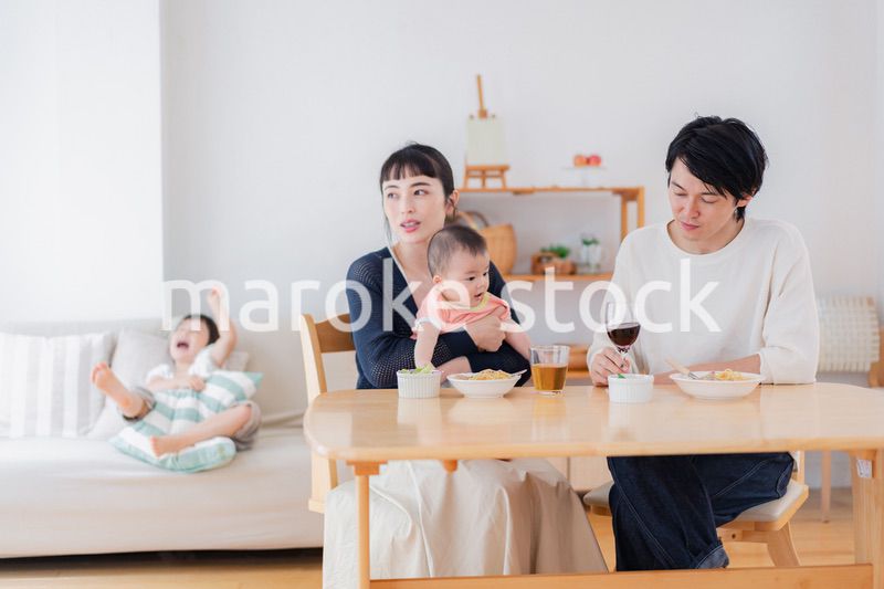子どもたちと食卓を囲むファミリー