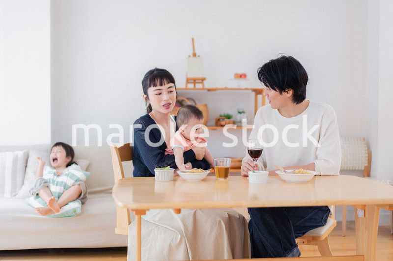 子どもたちと食卓を囲むファミリー