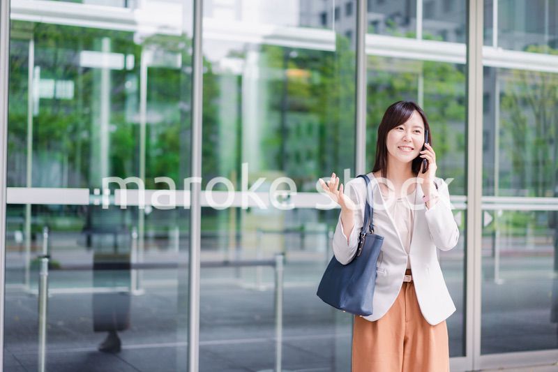 スマホで電話をするビジネスウーマン