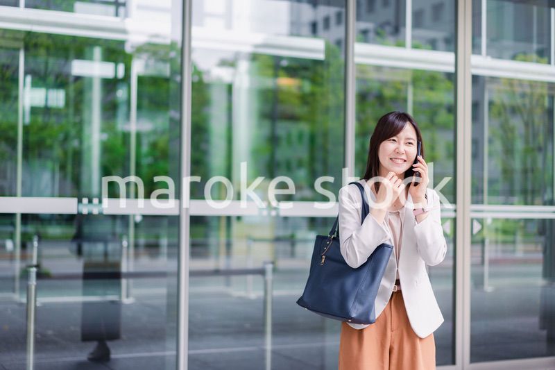 スマホで電話をするビジネスウーマン
