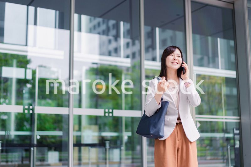 スマホで電話をするビジネスウーマン