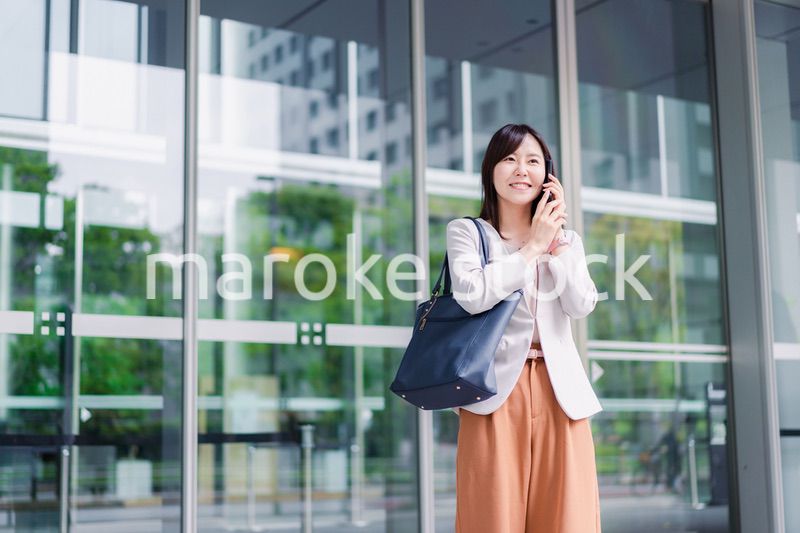 スマホで電話をするビジネスウーマン