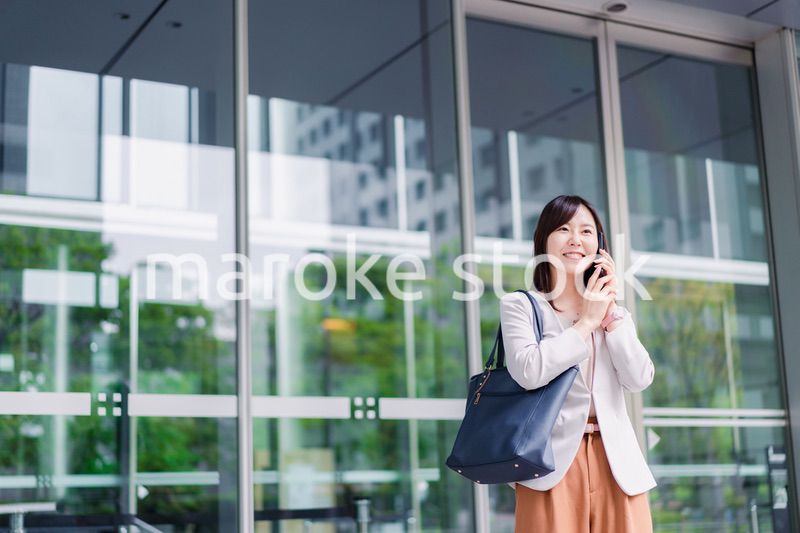 スマホで電話をするビジネスウーマン