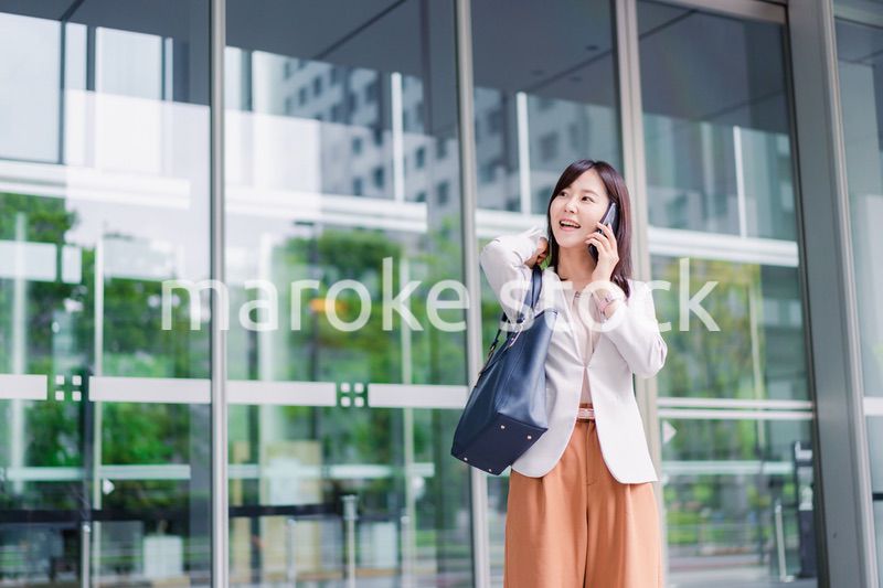 スマホで電話をするビジネスウーマン