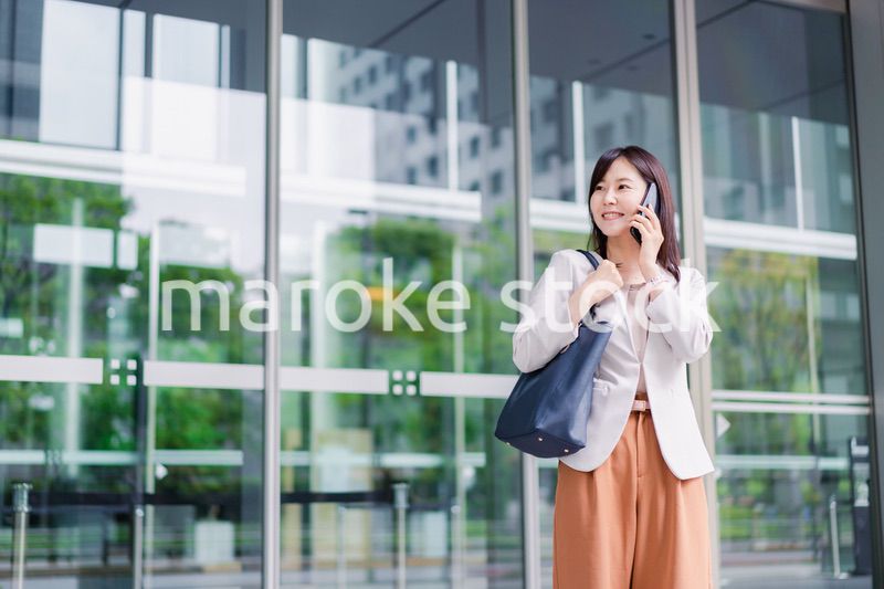 スマホで電話をするビジネスウーマン