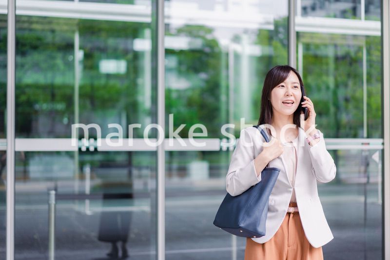 スマホで電話をするビジネスウーマン