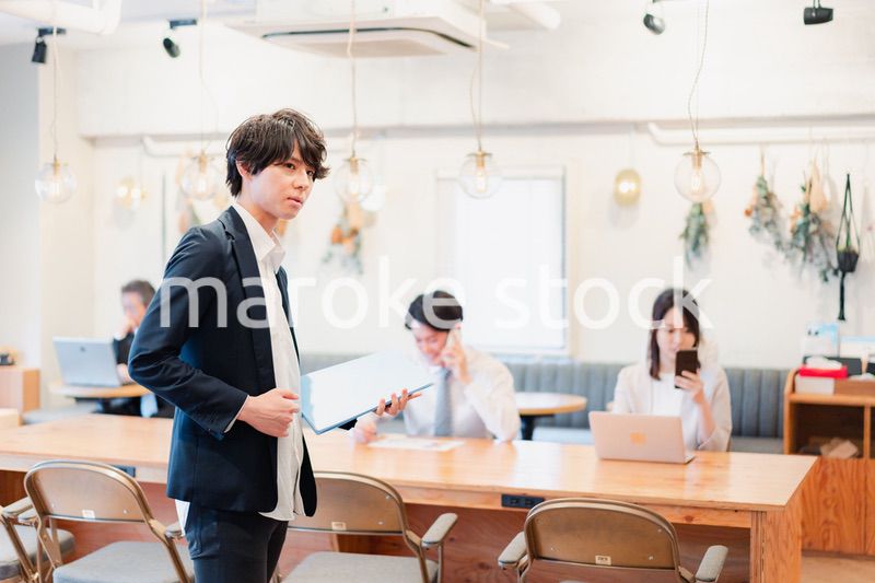シェアオフィスで勤務をするビジネスマン
