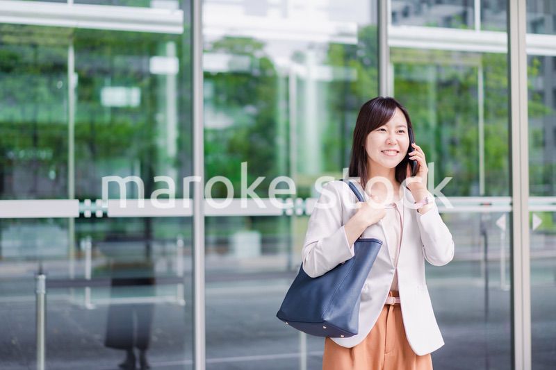 スマホで電話をするビジネスウーマン