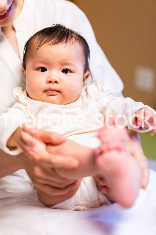 赤ちゃんとレジャーに出かけるファミリー