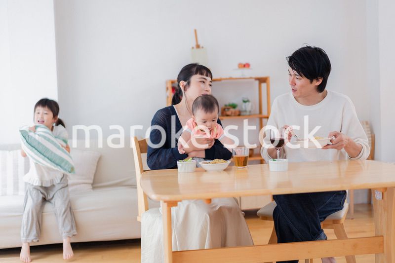 子どもたちと食卓を囲むファミリー