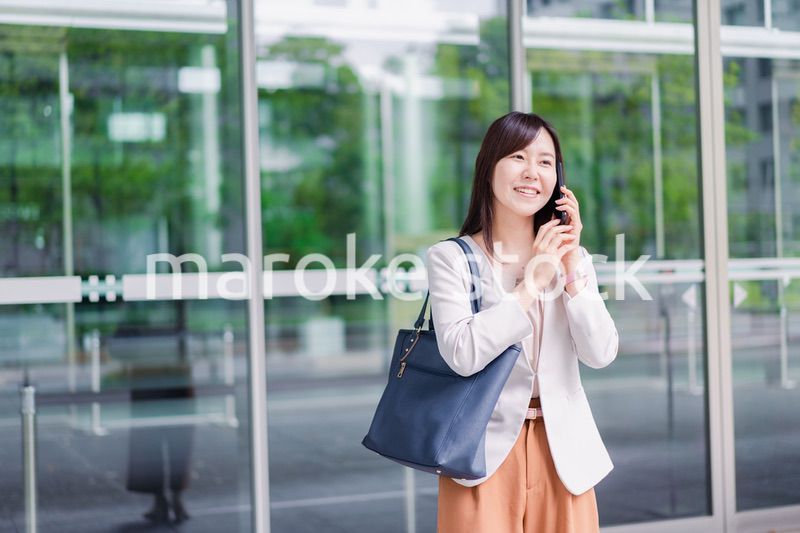 スマホで電話をするビジネスウーマン