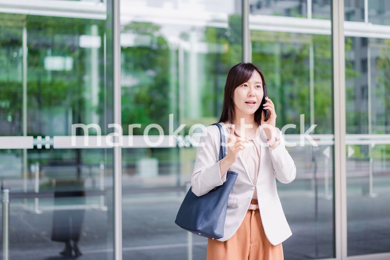 スマホで電話をするビジネスウーマン