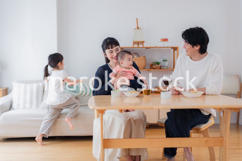子どもたちと食卓を囲むファミリー