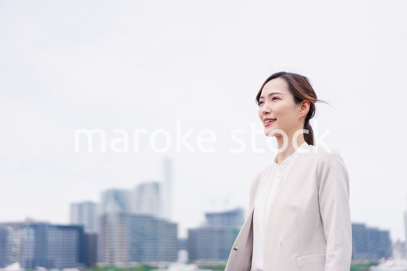 外の空気を感じながら歩くビジネスウーマン