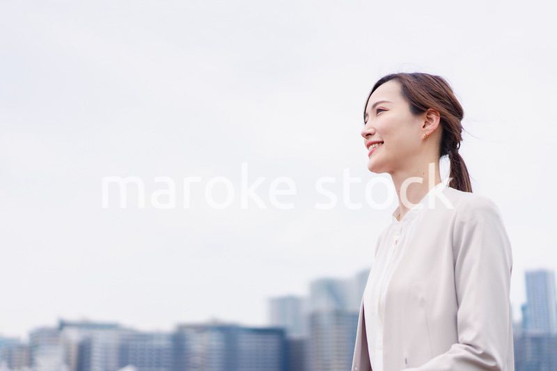 外の空気を感じながら歩くビジネスウーマン