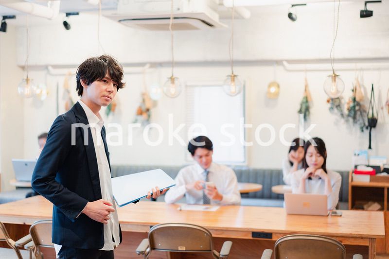 シェアオフィスで勤務をするビジネスマン