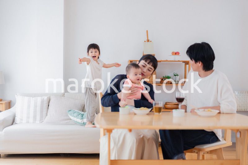 子どもたちと食卓を囲むファミリー