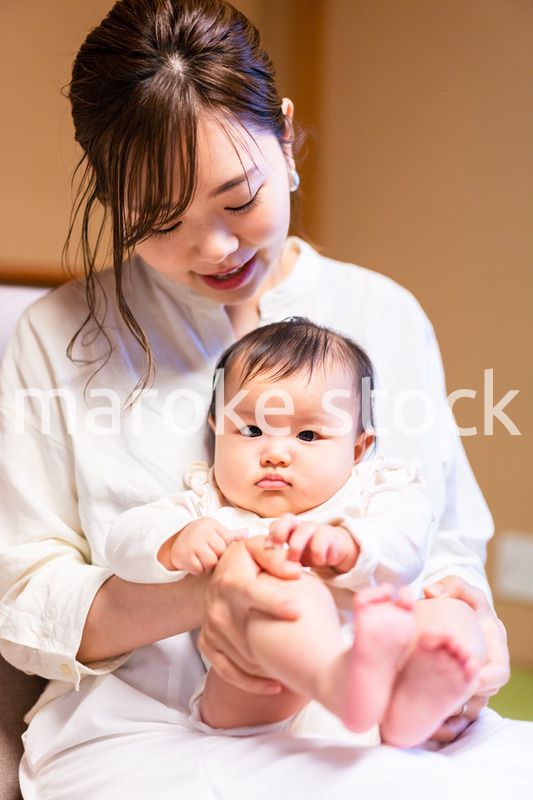 赤ちゃんとレジャーに出かけるファミリー