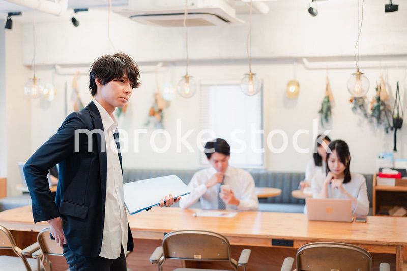 シェアオフィスで勤務をするビジネスマン