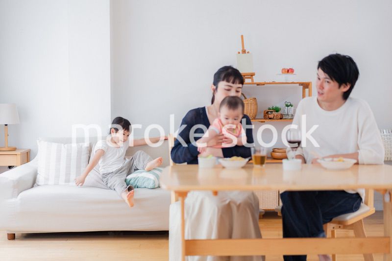 子どもたちと食卓を囲むファミリー