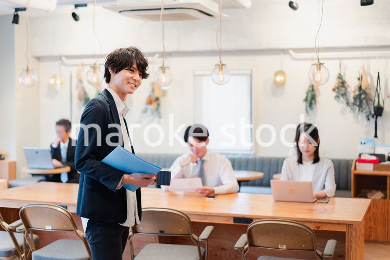 シェアオフィスで勤務をするビジネスマン