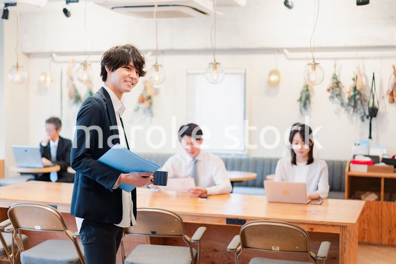 シェアオフィスで勤務をするビジネスマン