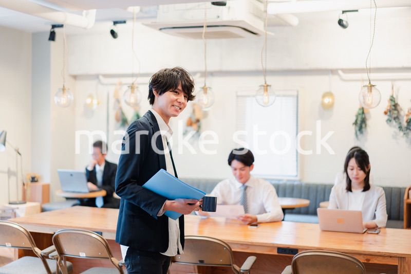 シェアオフィスで勤務をするビジネスマン