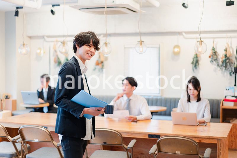 シェアオフィスで勤務をするビジネスマン