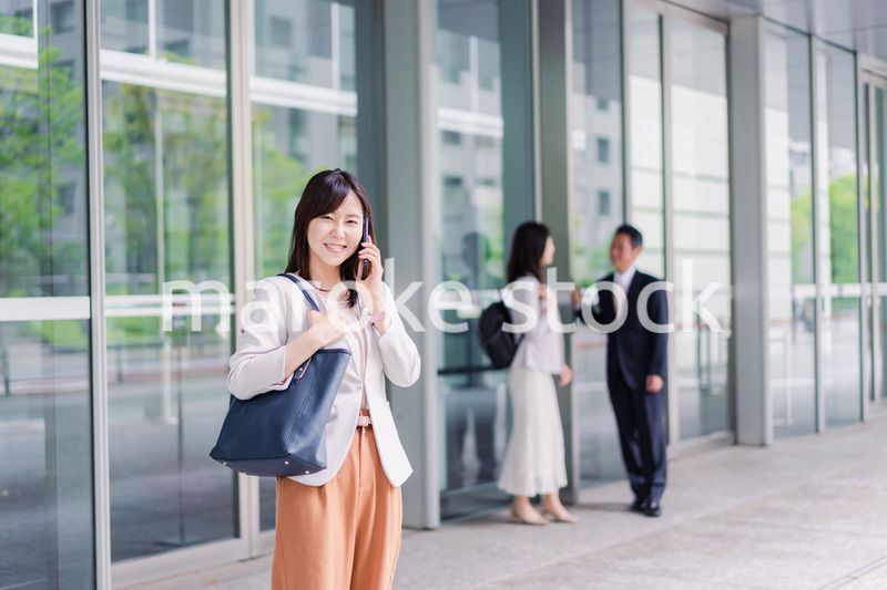 笑顔でスマホを使うビジネスウーマン