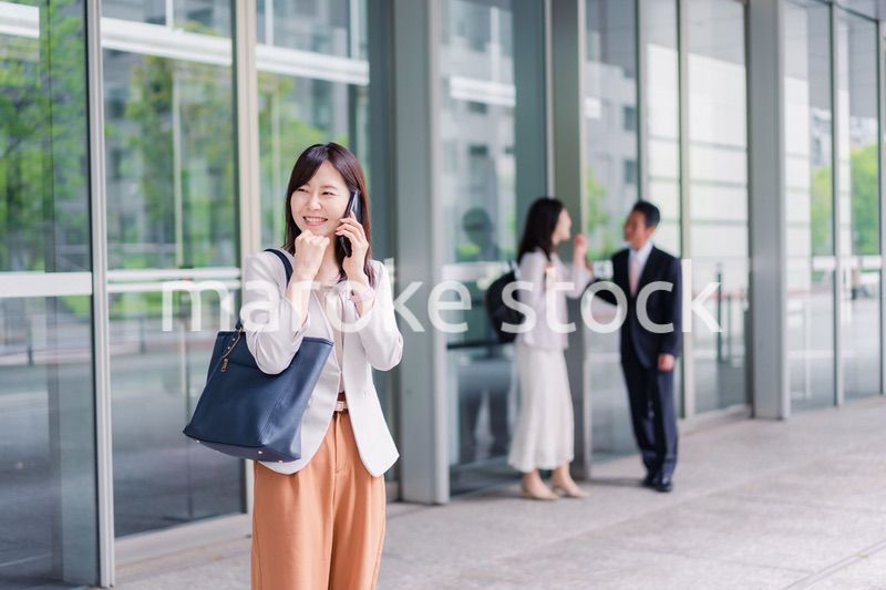 笑顔でスマホを使うビジネスウーマン