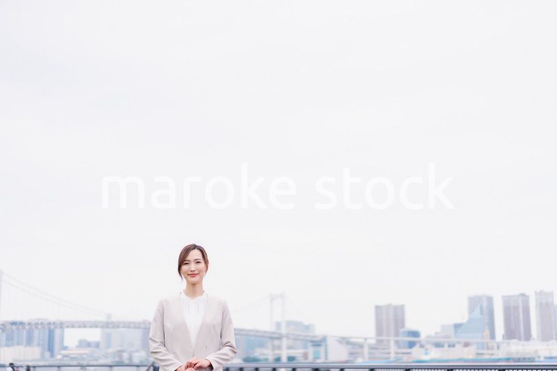 外の空気を感じながら歩くビジネスウーマン