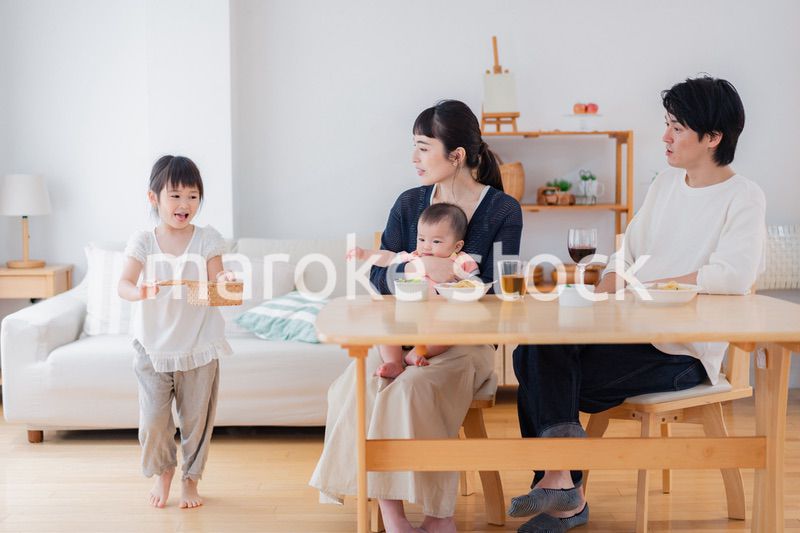子どもたちと食卓を囲むファミリー