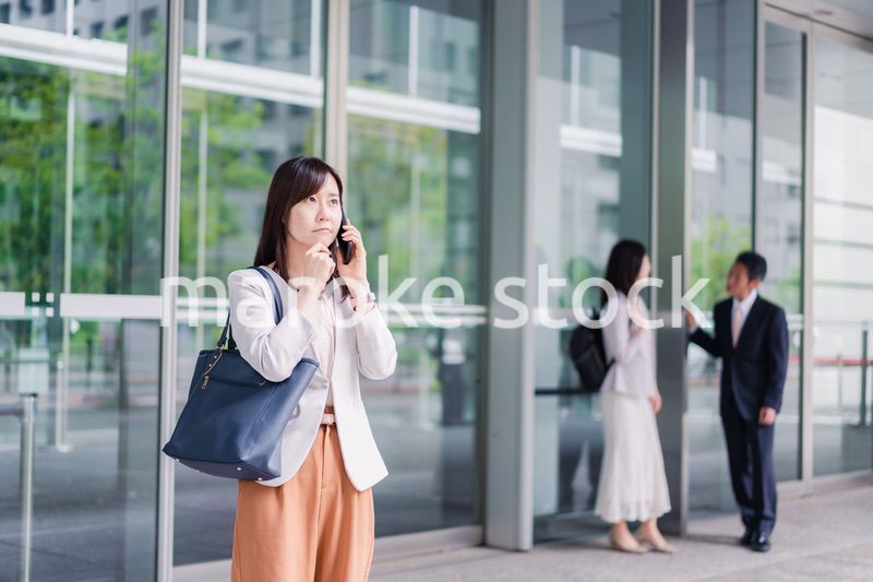 笑顔でスマホを使うビジネスウーマン