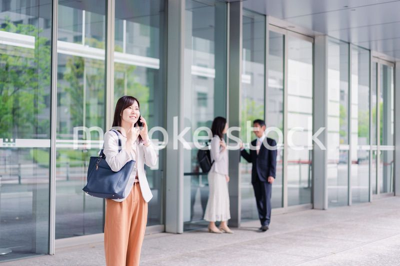 笑顔でスマホを使うビジネスウーマン