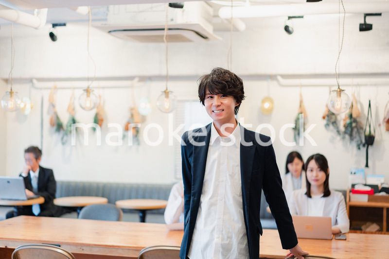 シェアオフィスで勤務をするビジネスマン