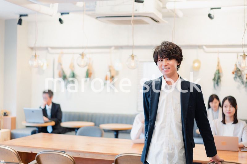 シェアオフィスで勤務をするビジネスマン