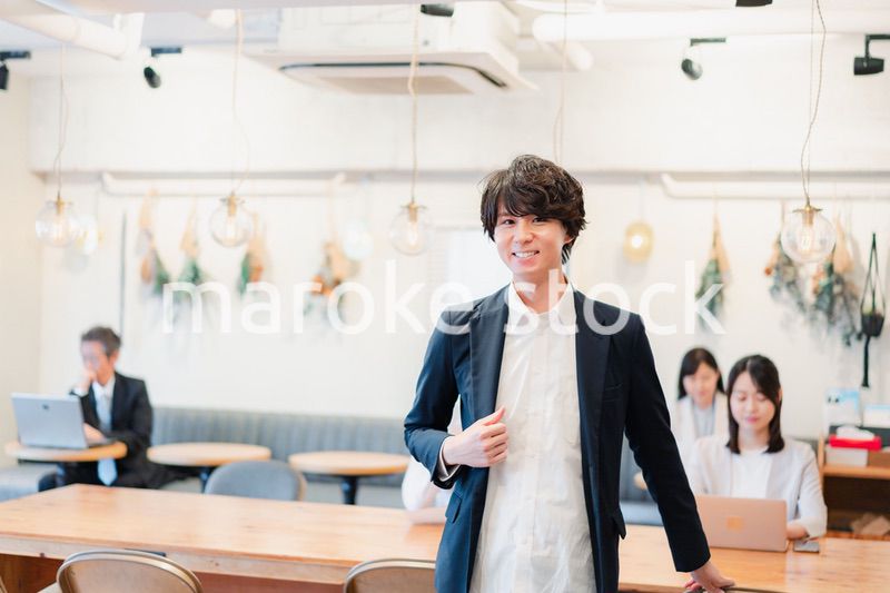 シェアオフィスで勤務をするビジネスマン