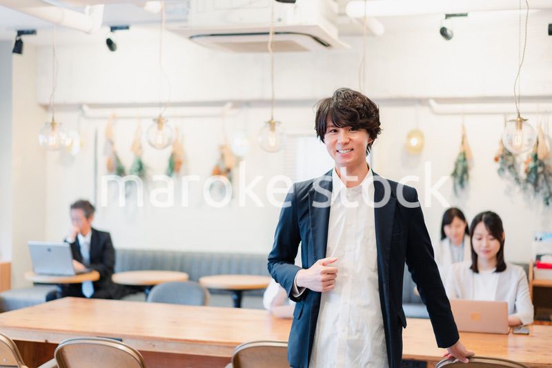 シェアオフィスで勤務をするビジネスマン