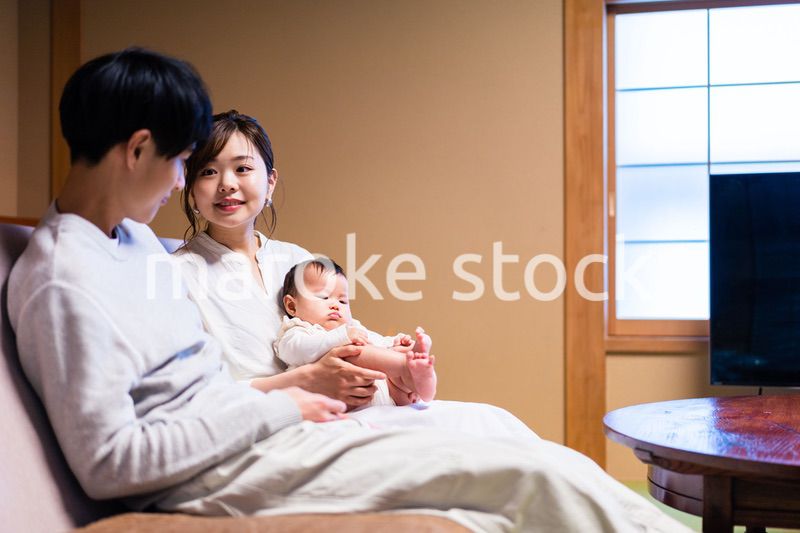 赤ちゃんとレジャーに出かけるファミリー