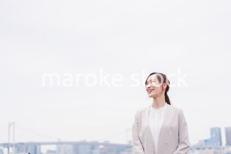 外の空気を感じながら歩くビジネスウーマン