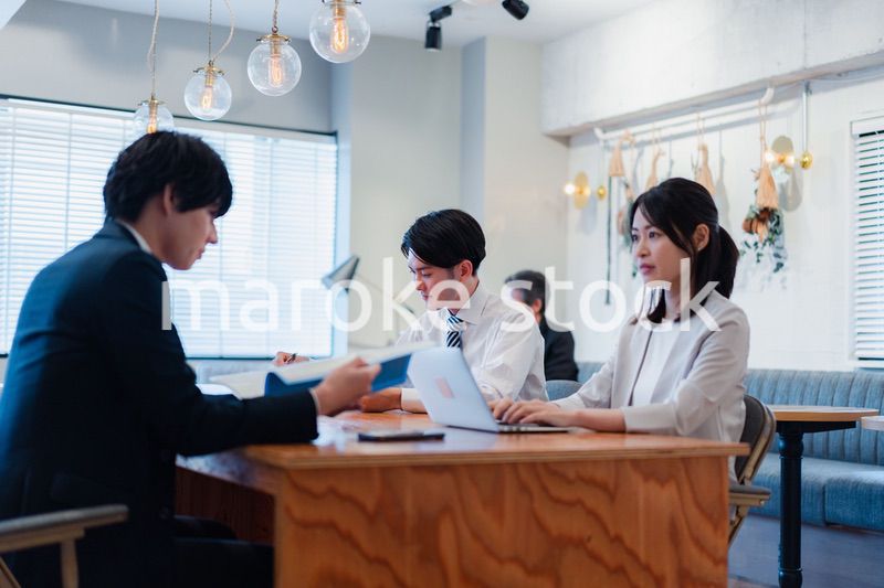 カフェで仕事をするビジネスパーソン