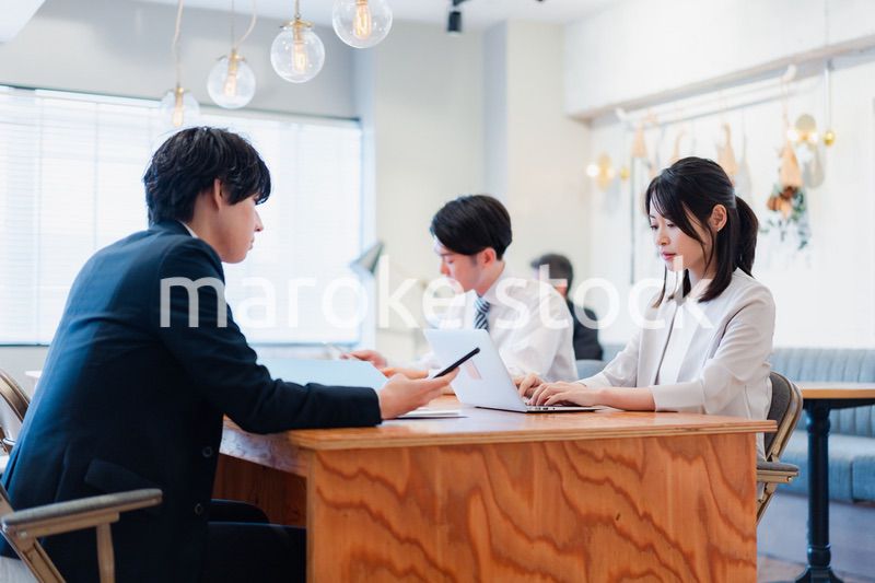 カフェで仕事をするビジネスパーソン