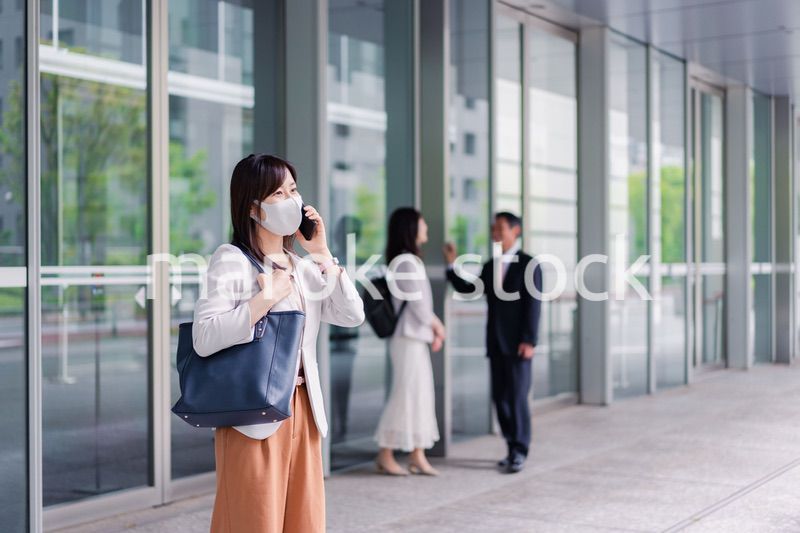 笑顔でスマホを使うビジネスウーマン