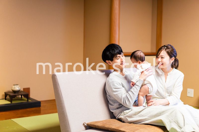 赤ちゃんとレジャーに出かけるファミリー