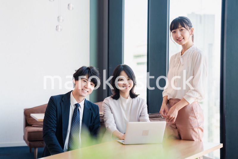 オフィスで働くビジネスパーソン