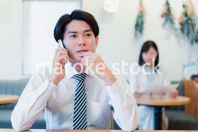 カフェで仕事をするビジネスマン